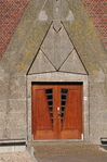Boven de ingang geometrische vlakken in beton. Art deco-invloed.
              <br/>
              copyright Paul Paris, mei 2015